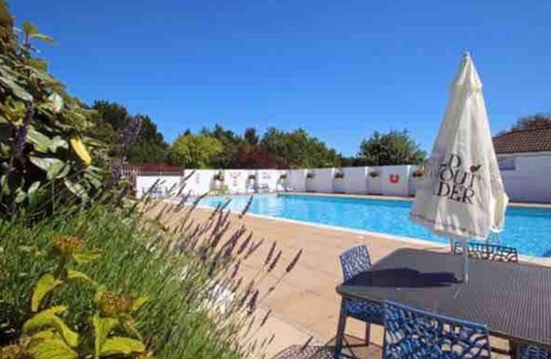Milford on Sea House | Sleeps 8 Can sleep 14 if sister home New Forest retreat is also booked.