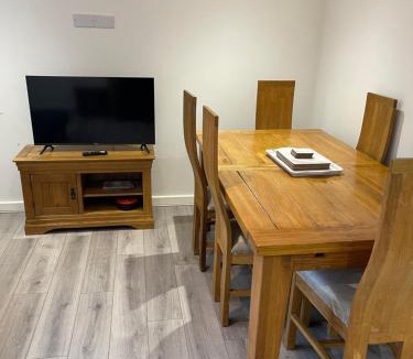 Formby Apartment | Sleeps 8, Parking, Train Cafe Bars Shops Beach Reserve Golf, Central Formby