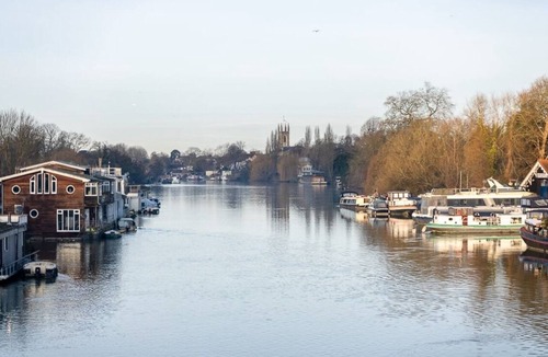 Richmond-upon-Thames Apartment | Sleeps2-WatersideStudio-RiverViews-25minToHeathrow