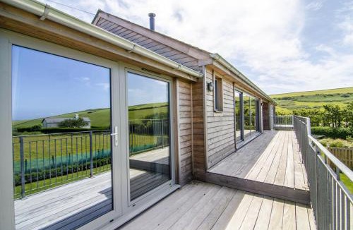 Bantham Apartment | Sloopside Main House in the heart of Bantham with sea views