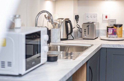 Doncaster House | Solid Mirror Modern Riverside Home, Doncaster