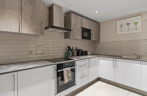 Shirley Apartment | Solihull Flat For 2 with Fast WiFi with Free Secured Parking