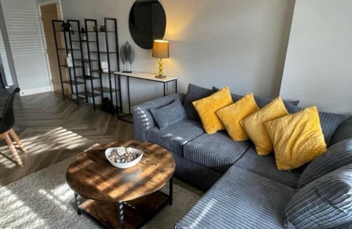 Shirley Apartment | Solihull Flat For 2 with Fast WiFi with Free Secured Parking