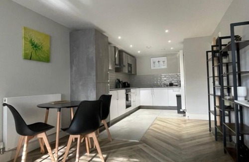 Shirley Apartment | Solihull Flat For 2 with Fast WiFi with Free Secured Parking