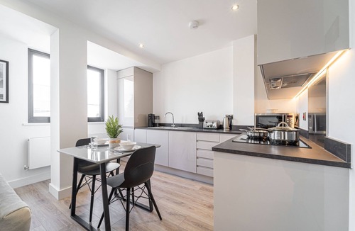 Barnt Green Apartment | Solihull Studio | Parking WiFi NEC BHX