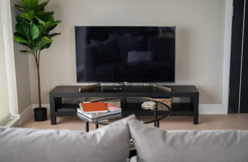 Bloxwich Apartment | Spacious 1BED Birmingham Apartment w Roof Terrace