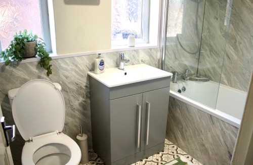 St Helens Apartment | Spacious 2 Bed Flat - 5 mins to St Helens Centre - Free Parking