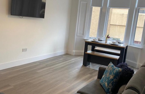 Paisley Apartment | Spacious 2 bed sleeps 5 above traditional music pub
