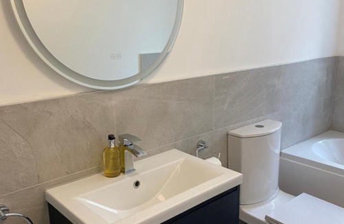 Paisley Apartment | Spacious 2 bed sleeps 5 above traditional music pub