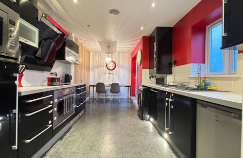 Doncaster Apartment | Spacious 2-Bedroom Duplex with Jacuzzi Bath Tub