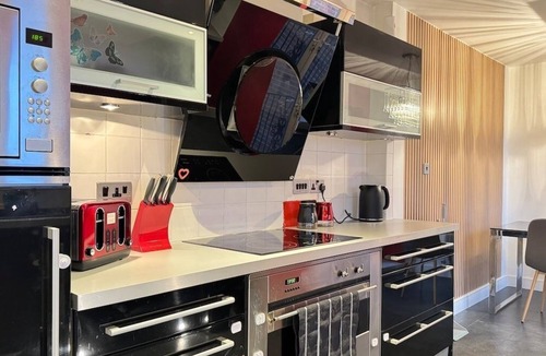 Doncaster Apartment | Spacious 2-Bedroom Duplex with Jacuzzi Bath Tub