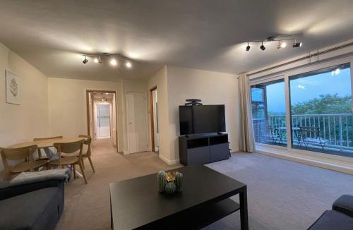 Surbiton Hill Apartment | Spacious 2-Bedroom Flat Near Surbiton Station