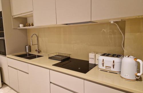 Hendon Apartment | Spacious 2 BR with Balcony in Hendon