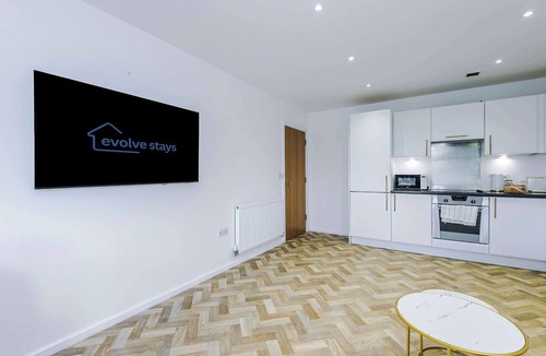 Clayton Apartment | Spacious 2BR | Sleeps 6 | Parking | Walk to Etihad