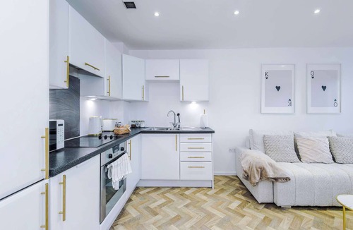 Clayton Apartment | Spacious 2BR | Sleeps 6 | Parking | Walk to Etihad