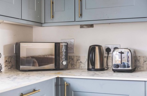 Yiewsley Apartment | Spacious 2BDR 2Bath Apt with Parking Near Heathrow