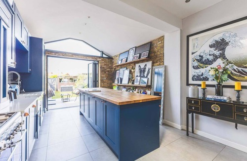 West Twickenham Apartment | Spacious 2BDR Home w WiFi Garden Sleeps 4