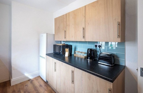 Highbridge Apartment | Spacious 2BR APT - Sleeps 5 - Private Parking