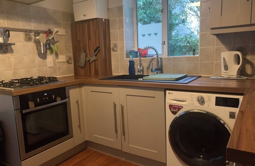 Ealing Common Apartment | Spacious 2BR Ealing Apartment Great links to Central London & Heathrow Sleeps 6