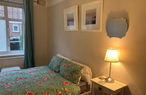 Ealing Common Apartment | Spacious 2BR Ealing Apartment Great links to Central London & Heathrow Sleeps 6