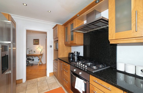 Hanger Hill Apartment | Spacious 2BR Ealing Flat w Garden - Pass the Keys