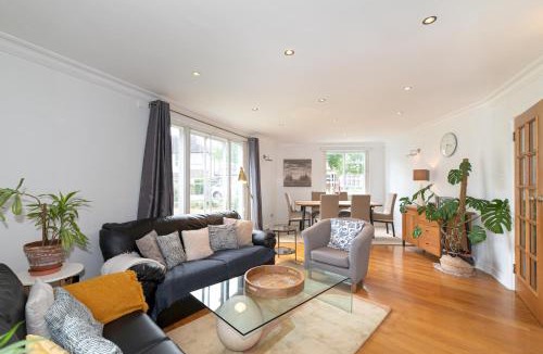 Hanger Hill Apartment | Spacious 2BR Ealing Flat w Garden - Pass the Keys