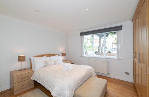 Hanger Hill Apartment | Spacious 2BR Ealing Flat w Garden - Pass the Keys