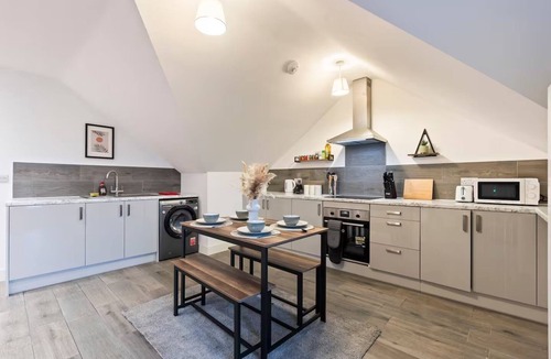 Oxford Apartment | Spacious 2BR Flat | Netflix | Balcony - Oxford