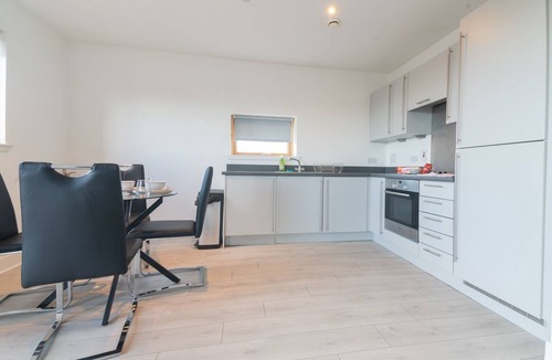 City Centre Glasgow Apartment | Spacious 2BR Flat on Argyle St | Caledonia Stay