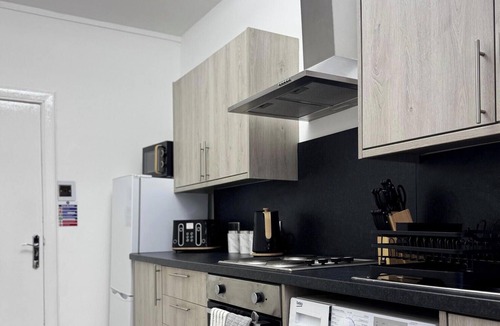 Murthill Apartment | Spacious 2BR Ground Floor Apartment | Free Parking | Sleeps 4 | Dundee