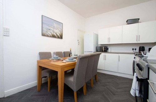 Oldham House | Spacious 2BR in Chadderton Near Manchester