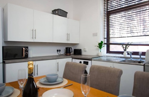 Oldham House | Spacious 2BR in Chadderton Near Manchester