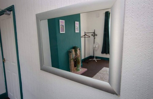 Oldham House | Spacious 2BR in Chadderton Near Manchester