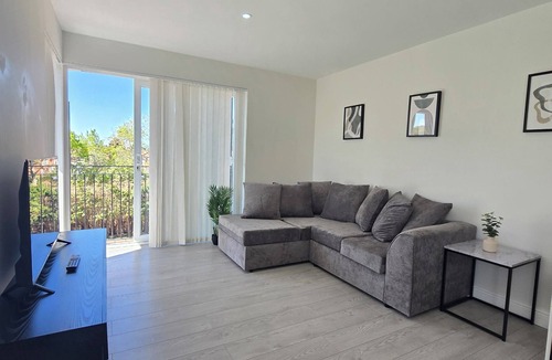 Hounslow Heath Apartment | Spacious 2br with ensuite and balcony near Heathrow/M25/M4/underground Tube