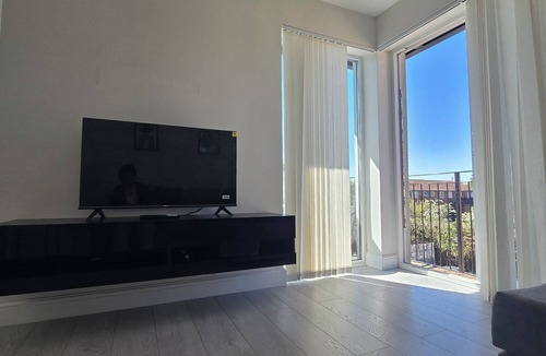 Hounslow Heath Apartment | Spacious 2br with ensuite and balcony near Heathrow/M25/M4/underground Tube