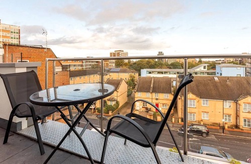 Hoxton Apartment | Spacious 3 bed/1 bath Apt in Pindoria House, Hoxton