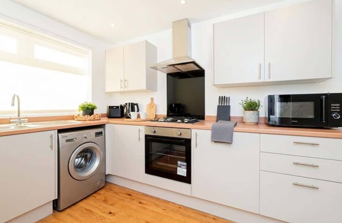 Doncaster House | Spacious 3 BED Doncaster Home w Garden & Parking