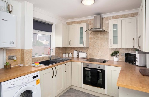 Washington House | Spacious - 3 Bed - Free Parking - by Holiday Homes