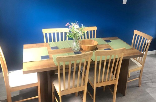 Cradley House | Spacious 3 Bed House in Quinton Sleeps 7