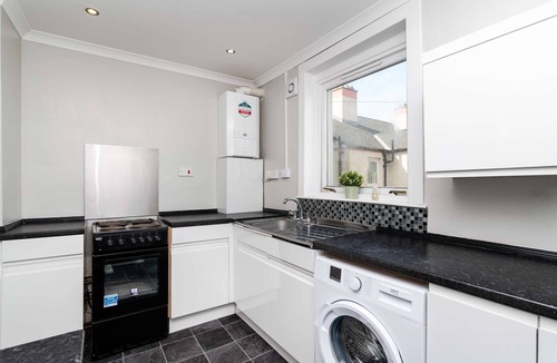 Bo'ness Apartment | Spacious 3 BED House With Parking