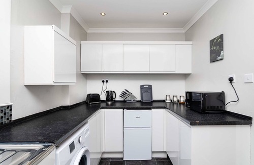 Bo'ness Apartment | Spacious 3 BED House With Parking