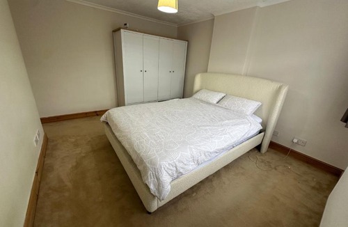 Luton House | Spacious 3 bed semi-detached house