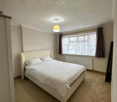 Luton House | Spacious 3 bed semi-detached house