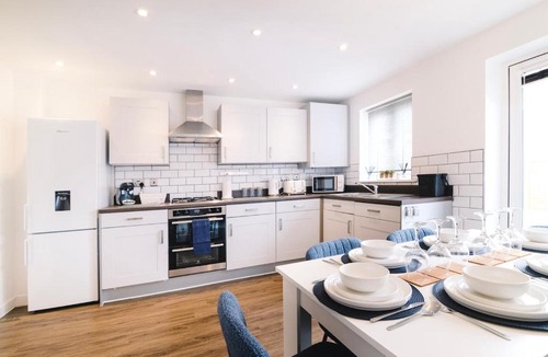 Swindon House | Spacious 3 Bed - Sleeps 6 - Private Parking - Contractors