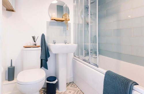 Swindon House | Spacious 3 Bed - Sleeps 6 - Private Parking - Contractors