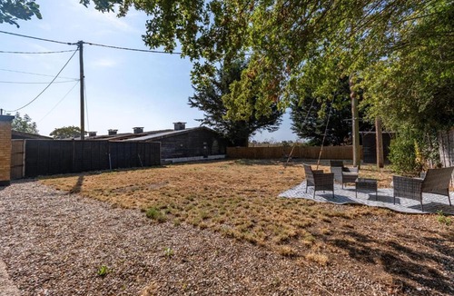 Rochford House | Spacious 3-Bedroom Bungalow Opposite Apton Hall - Pass the Keys