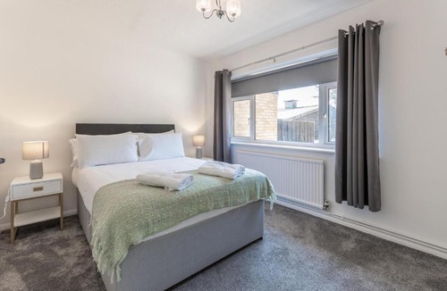 Rochford House | Spacious 3-Bedroom Bungalow Opposite Apton Hall - Pass the Keys