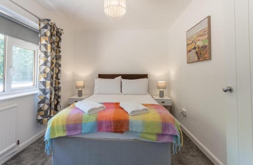Rochford House | Spacious 3-Bedroom Bungalow Opposite Apton Hall - Pass the Keys