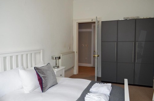 Marchmont Apartment | Spacious 3 Bedroom Flat in Marchmont