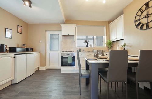 Doncaster House | Spacious 3BR Doncaster Home – Sleeps 5, Free Parking, Great for Work Stays